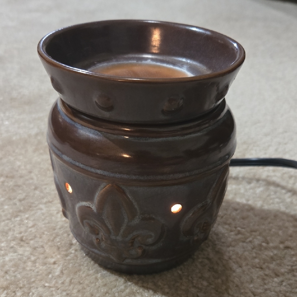 Scentsy Chateau Candle Warmer, Retired Fleur De Lis Emblem